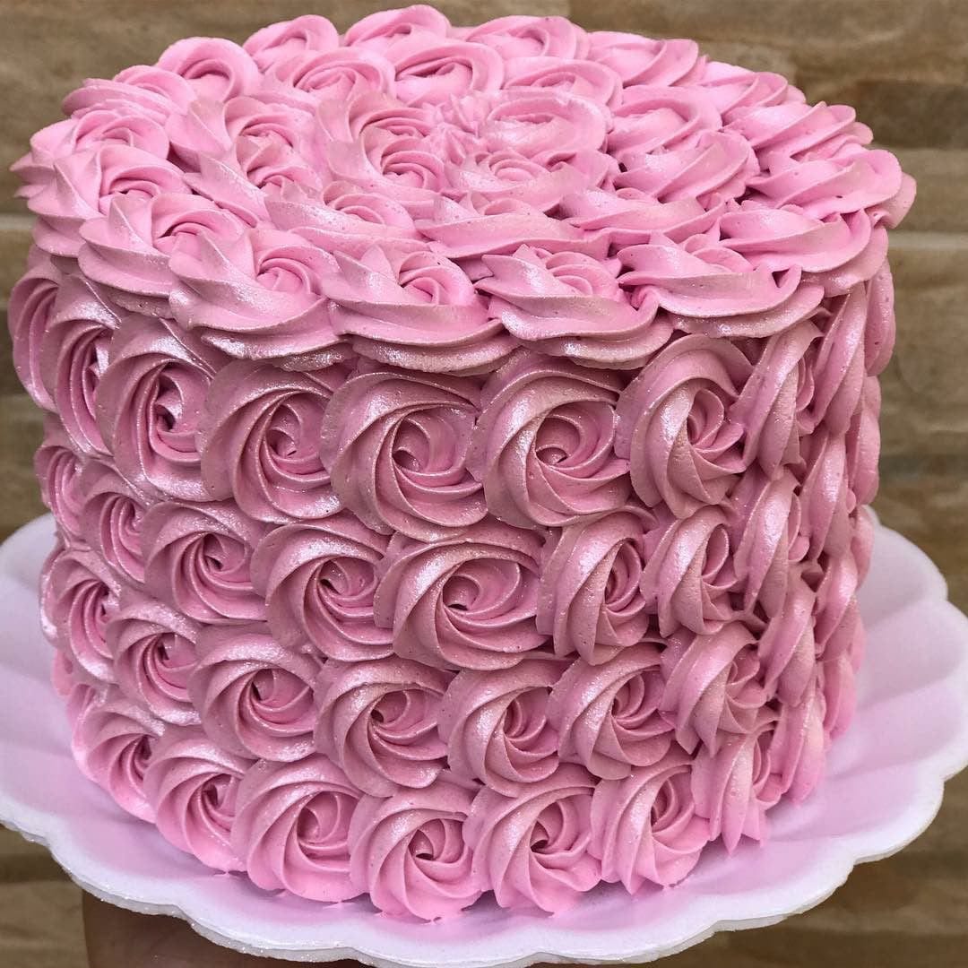 Pastel decorado con rosetas de merengue